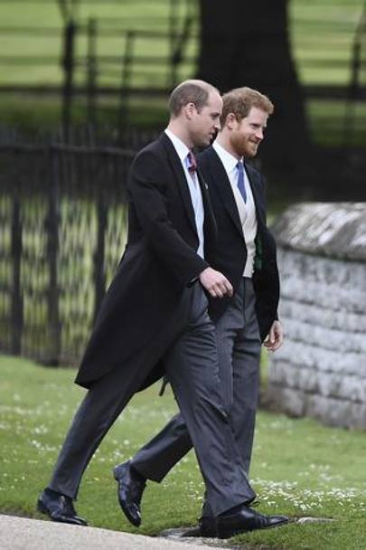  Il principe Harry  arrivato in chiesa, insieme al fratello William. La fidanzata di Harry, Meghan Markle, pure invitata alle nozze, al momento non  stata avvistata, sottolineano i media britannici
